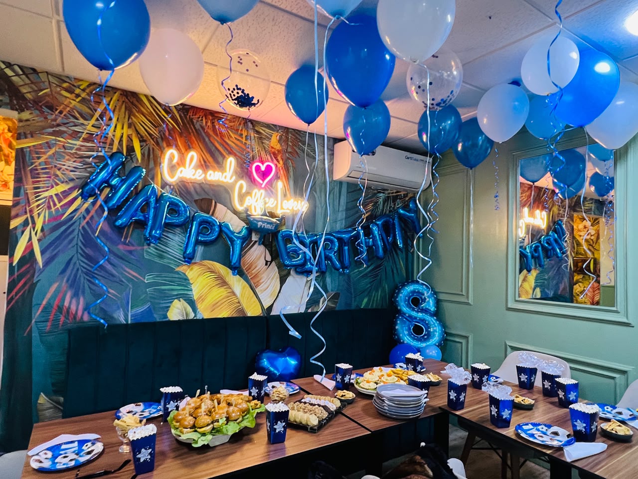 Table d'anniversaire décorée chez Monde Gourmand