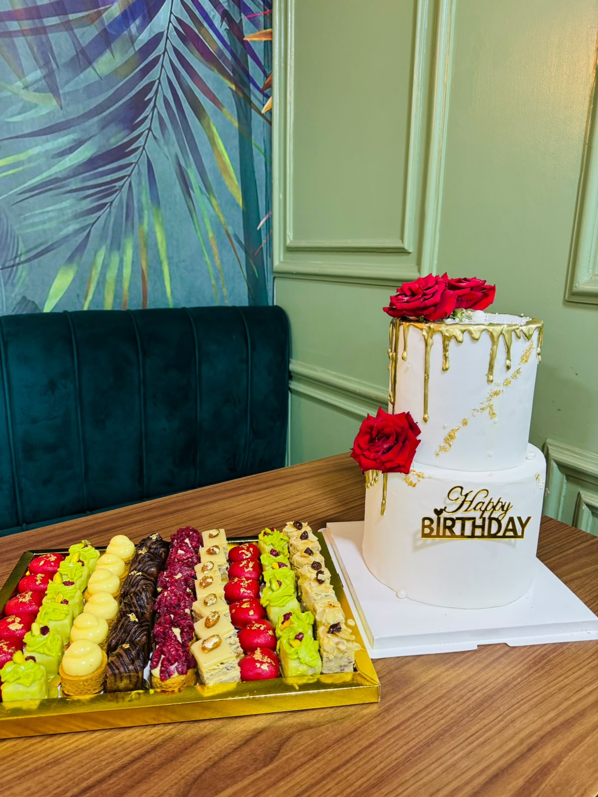 Gâteau d'anniversaire aux roses avec assortiment de mignardises