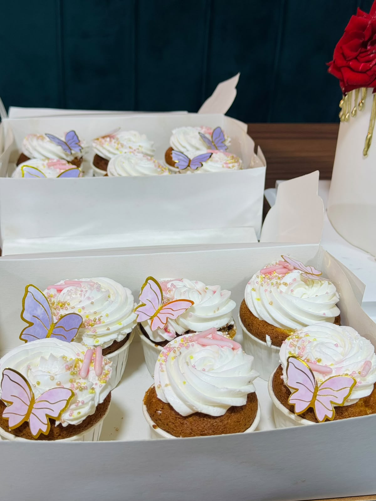 Cupcakes blancs décorés de papillons roses