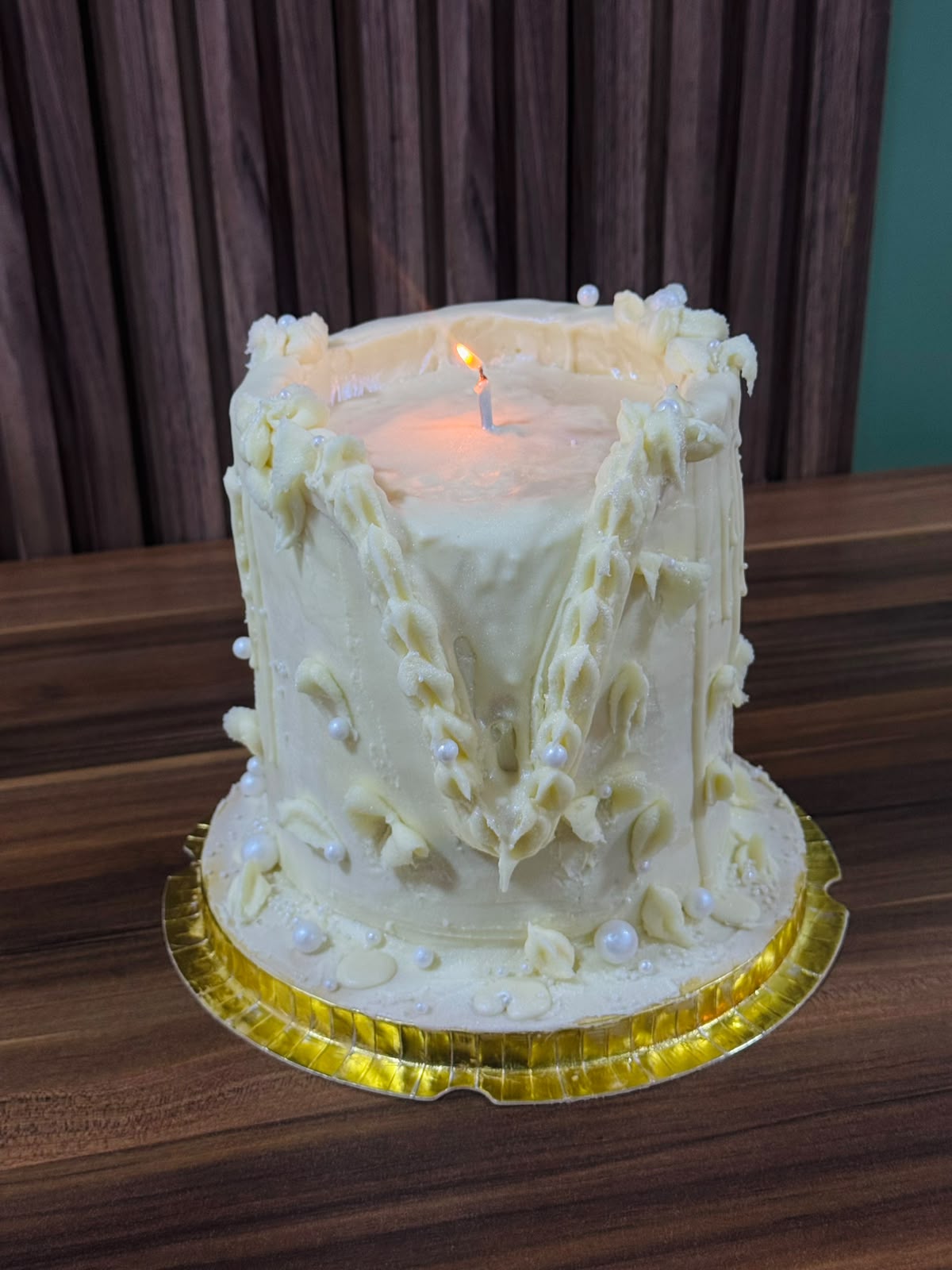 Gâteau blanc artisanal décoré de perles