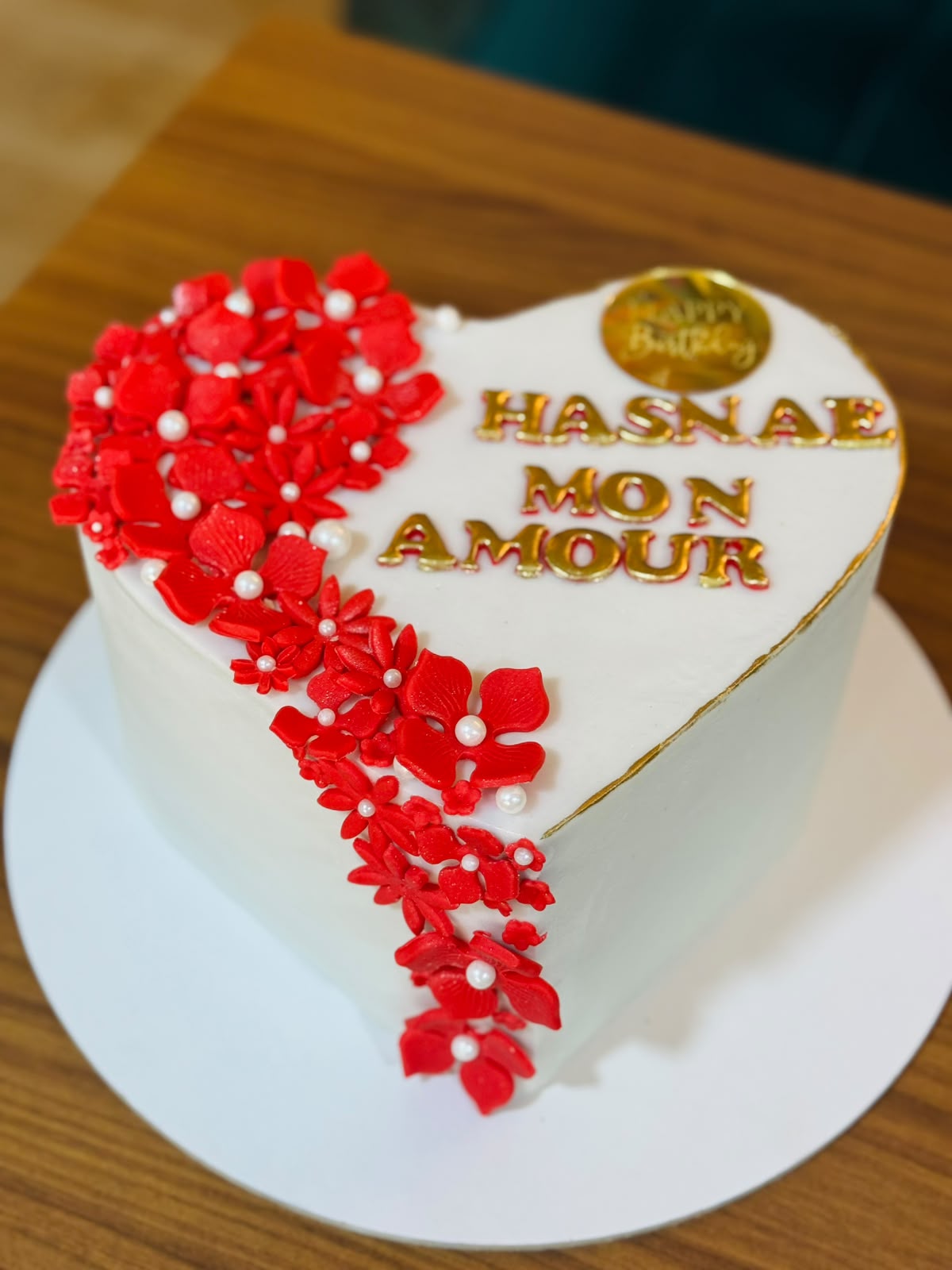 Gâteau cœur blanc décoré de fleurs rouges