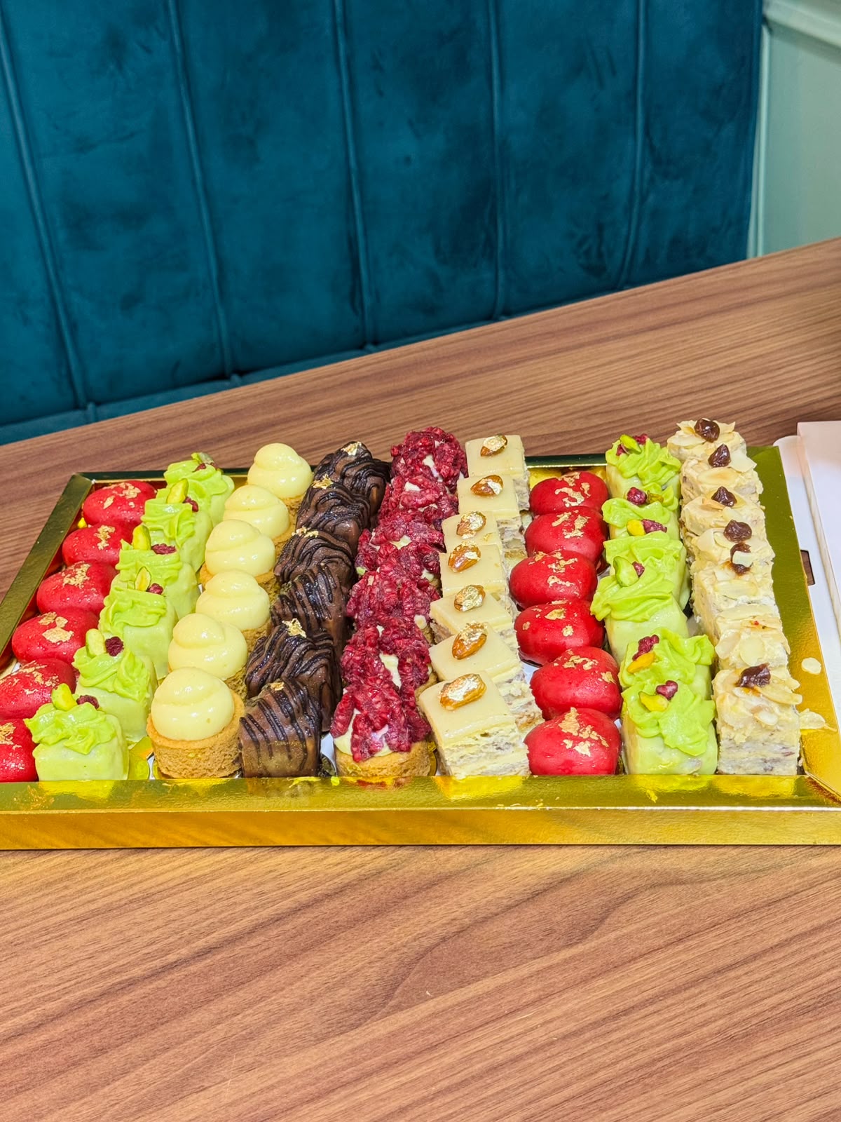 Plateau coloré de mignardises artisanales
