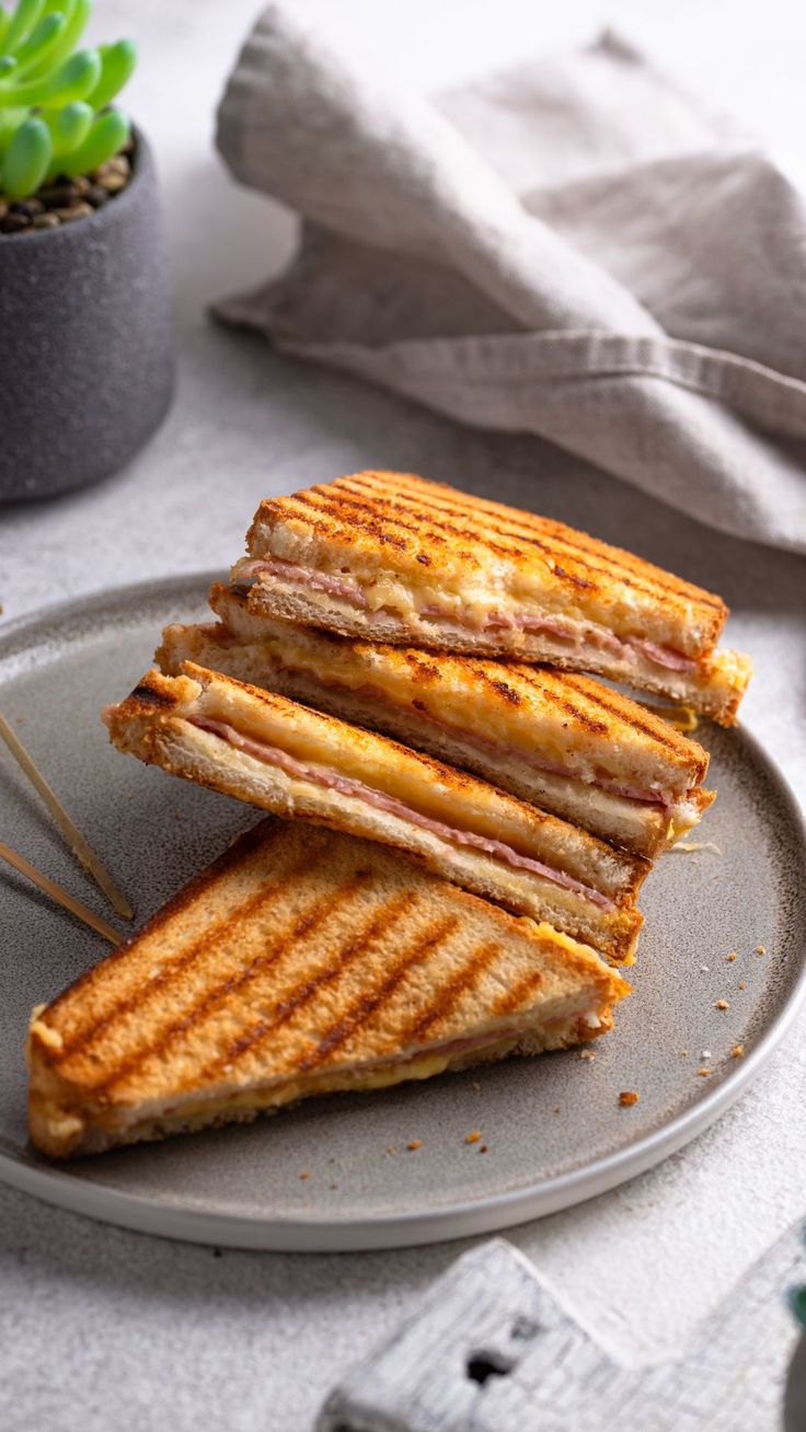 Toast fromage charcuterie